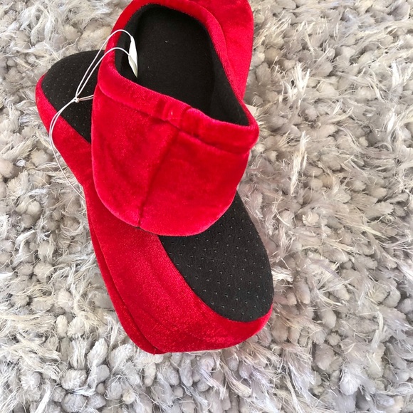 New with tag Ruby Red Slippers with A gem and bow. Soft slip one.make great gift - Picture 6 of 7